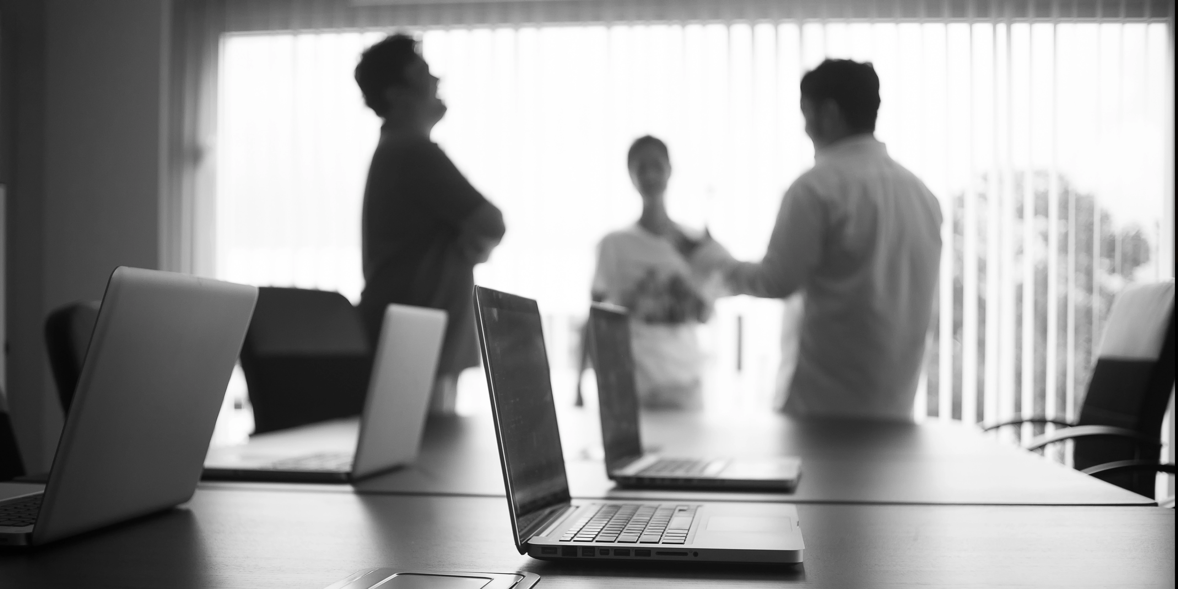 Business meeting illustrating ITLS Group's communication strategy, digital marketing and collaboration services.